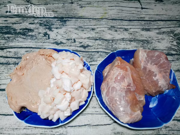 Nguyên liệu làm món chả thịt chiên: - 250g thịt nạc mềm (nạc vai) - 250g giò sống - 100g mỡ heo - 2 muỗng cà phê sả xay nhuyễn - 1 muỗng canh hành tím băm nhuyễn - 2 muỗng cà phê muối - 2 muỗng cà phê bột nêm - 2 muỗng cà phê đường - 2 muỗng cà phê mật ong - ½ muỗng cà phê tỏi xay - 1 muỗng cà phê gia vị ướp thịt nướng - ½ muỗng tiêu xay - 1 muỗng cà phê bột ngũ vị hương - 2 muỗng canh dầu ăn