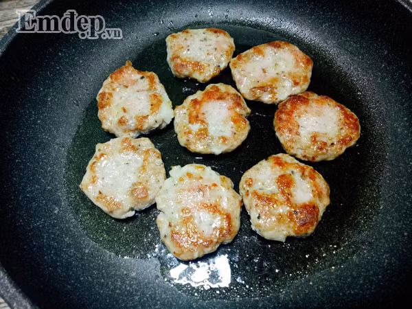 Bước 5: Đặt chảo lên bếp, đun nóng dầu ăn rồi lần lượt cho từng miếng chả vào chiên. Khi chả chiên chín vàng đều 2 mặt thì gắp ra đĩa.