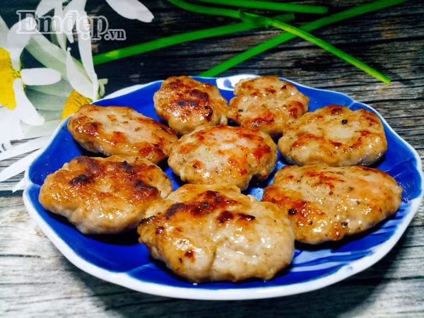 Thành phẩm: Sự kết hợp tuyệt vời giữa vị ngọt của thịt, đậm đà của gia vị, tạo nên món chả thịt chiên mềm, thơm, ngon khó cưỡng, khiến bữa ăn ngon miệng vô cùng.