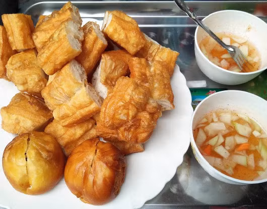 Bánh bao chiên: Bánh bao chiên luôn luôn là một cặp ăn ý cùng với quẩy nóng. Bởi vậy, bánh bao chiên và quẩy trở thành cặp đôi tuyệt vời cho những ngày thu sang cùng bạn bè tụ tập quán xá. Ảnh: Hà Trang.