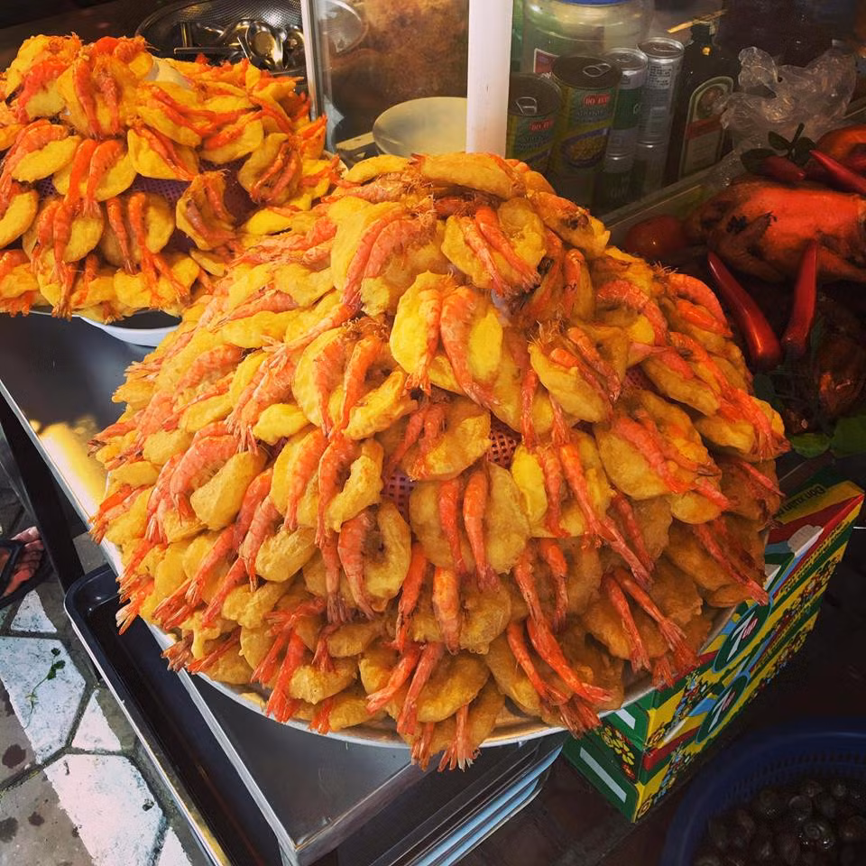 Bánh tôm: Nhắc đến bánh tôm là nhớ đến bánh tôm Hồ Tây, trở thành một đặc trưng không thể thiếu về ẩm thực của Hà Nội. Bánh tôm được chiên ngập dầu và khi ngả màu vàng cánh gián là đã có thể thưởng thức. Mùi vị thơm ngậy của tôm, giòn giòn của lớp bánh hòa cùng một chút chua chua, cay cay của nước chấm. Ảnh: Nguyễn Nam Thương.