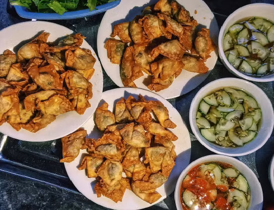 Há cảo chiên: Há cảo là món ăn vặt quen thuộc của Trung Quốc. Ở Việt Nam, đặc biệt là Hà Nội, há cảo đã có những biến tấu trong hình dạng, nhân bánh, cách chế biến để phù hợp hơn với khẩu vị người Việt. Há cảo chiên khá nhỏ, nhưng nhân đầy đặn, vỏ ngoài giòn tan, khi ăn cùng với thứ nước chấm chua, ngọt, cay. Ở Hà Nội, muốn ăn há cảo chiên ngon phải tìm đến phố Hàng Bồ, Hàng Chiếu, Hòe Nhai,... Ảnh: Quang Nguyễn.