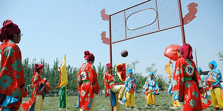 Nhiều người cho rằng Trung Quốc mới là nơi môn bóng đá ra đời, vào khoảng thế kỷ thứ 2 và 3 trước Công nguyên. Ảnh: Guaxin sports.