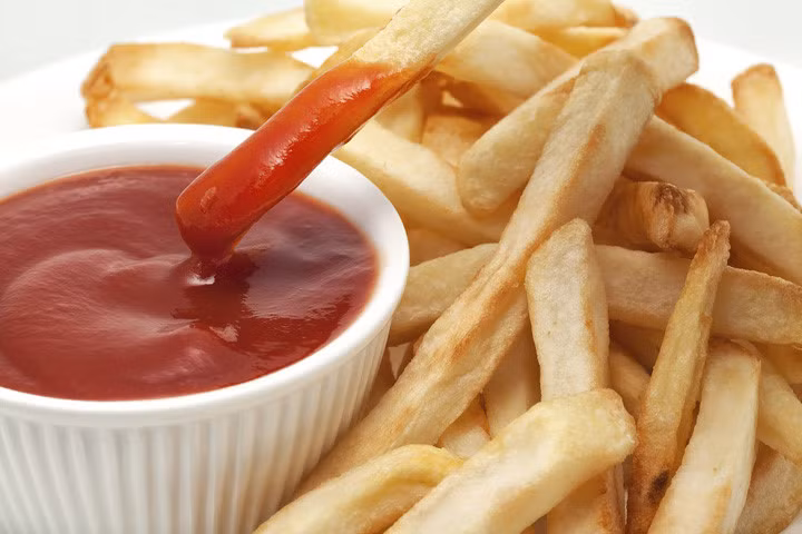 Nước xốt cà chua mà các nước phương Tây vẫn hay sử dụng, với tên gọi ketchup, bắt nguồn từ Trung Quốc. Ảnh: Cheat sheet.