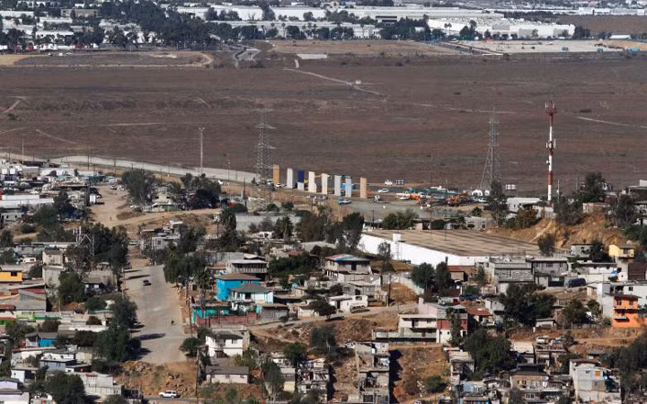 Những đoạn tường này được xây ở San Diego, California, giáp với vùng Tijuana của Mexico.