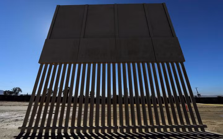 Nguyên mẫu bức tường biên giới Mỹ - Mexico mới này có phần dưới là hàng rào và bên trên là tường.