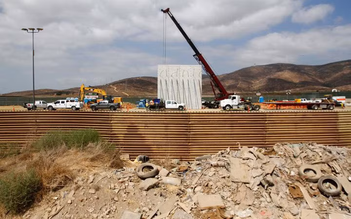 Quốc hội Mỹ vẫn đang bị chia rẽ sâu sắc về vấn đề này, khiến khả năng bức tường của ông Trump trở thành hiện thực ngày càng mong manh.