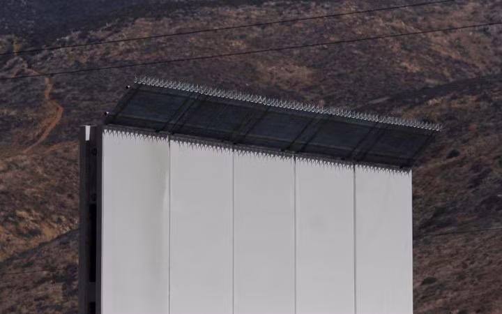 Sau đó, chính quyền Mỹ tính toán lại và tuyên bố sẽ trả trước chi phí xây dựng công trình này rồi bắt Mexico hoàn lại thông qua việc tăng thuế nhập khẩu hàng hóa.