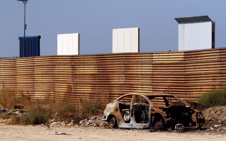 Có thể thấy các mẫu tường mới, cao khoảng 9m, hơn rất nhiều so với hàng rào cũ.