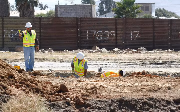 Ông Trump từng nhấn mạnh rằng Mexico sẽ trả chi phí cho việc xây tường, mà theo các chuyên gia là có thể lên tới 22 tỷ USD và mất hơn 3 năm để hoàn thành.
