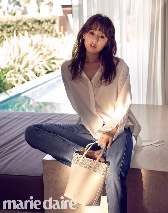 Với ngoại hình sáng và lối diễn xuất lôi cuốn quyết đoán, nữ diễn viên Kim Ji Won đang rất được lòng công chúng và được giới chuyên môn đánh giá cao.