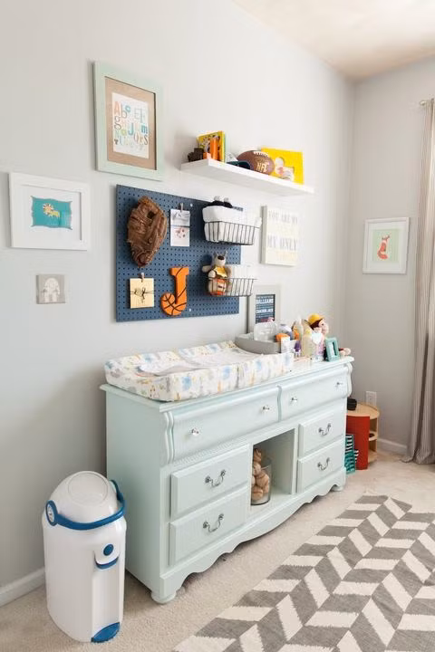 Sử dụng bảng pegboard: Bạn có thể treo một tấm bảng này trong phòng trẻ, sử dụng thêm giá treo đồ để cất tã giấy, đồ vệ sinh, tất và các vật trang trí khác.