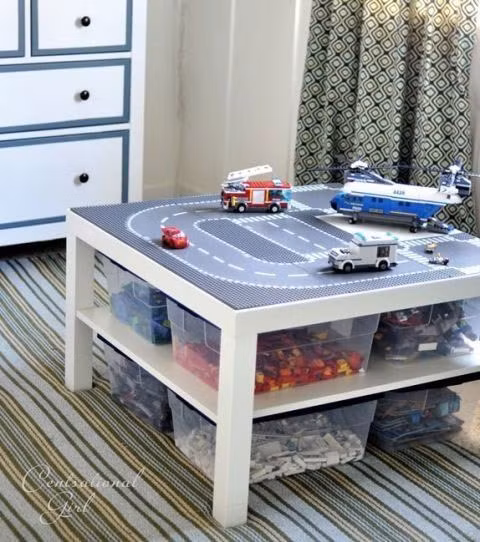 Tự tạo bàn để chơi cho bé: Nếu chuẩn bị mua chiếc bàn uống trà mới, bạn không nên vứt chiếc bàn cũ đi. Hãy biến nó thành bàn để chơi cho trẻ với như hộp nhựa đựng đồ chơi lego cho trẻ…