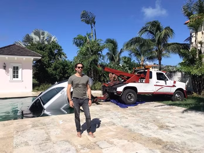 Nguoi yeu khong cho tien, co gai lai chiec xe Mercedes xuong ho boi-Hinh-3