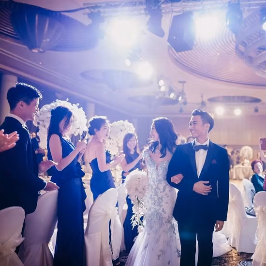 Những khoảnh khắc nghẹn ngào xen lẫn hạnh phúc trong lễ cưới.