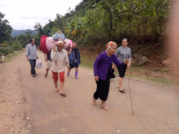 Cu ba 83 tuoi cuu ca lang thoat chet trong mua lu o Son La-Hinh-2