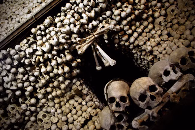 Nhà thờ All Saints, Sedlec, Cộng hòa Czech: Vào thế kỷ thứ 14, cha của nhà thờ đã thực thiện cuộc hành hương tới vùng đất thánh và mang theo đất ở đó trở về. Ông rắc đất quanh nhà thờ. Người dân địa phương sau đó muốn họ được chôn cất ở Sedlec khi qua đời. Vì quỹ đất nghĩa trang có hạn nên những ngôi mộ cũ được đào lên để dành cho người mới chết. Cuối cùng, người thợ mộc Frantisek Rint để xuất sử dụng 40.000 bộ hài cốt này làm đồ trang trí cho nhà thờ.