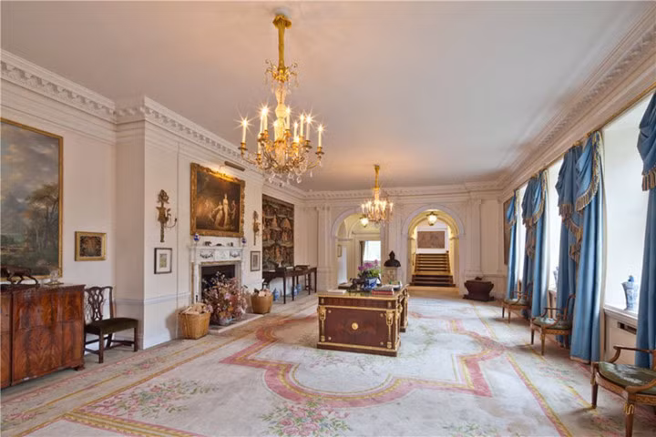 Biệt thự có đến 10 phòng ngủ, 5 phòng đón tiếp khách, nhiều phòng ăn rộng lớn được thiết kế giống như những bàn ăn có trong các lâu đài cổ.