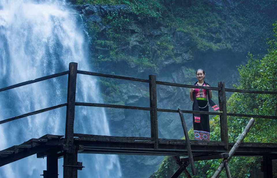Phía trên và hai bên thác là cả một thảm thực vật với hoa quanh năm khoe sắc. Mỗi mùa có một loài hoa, tạo cho bạn có cảm giác như lạc vào vườn hoa đại ngàn.