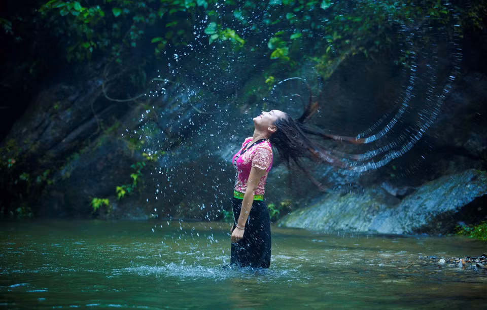 Hòa trong màu trắng kỳ ảo đó là dòng suối trong vắt, mát rượi cùng tiếng ca của muôn loài chim hay tiếng cười của những thiếu nữ dân tộc.