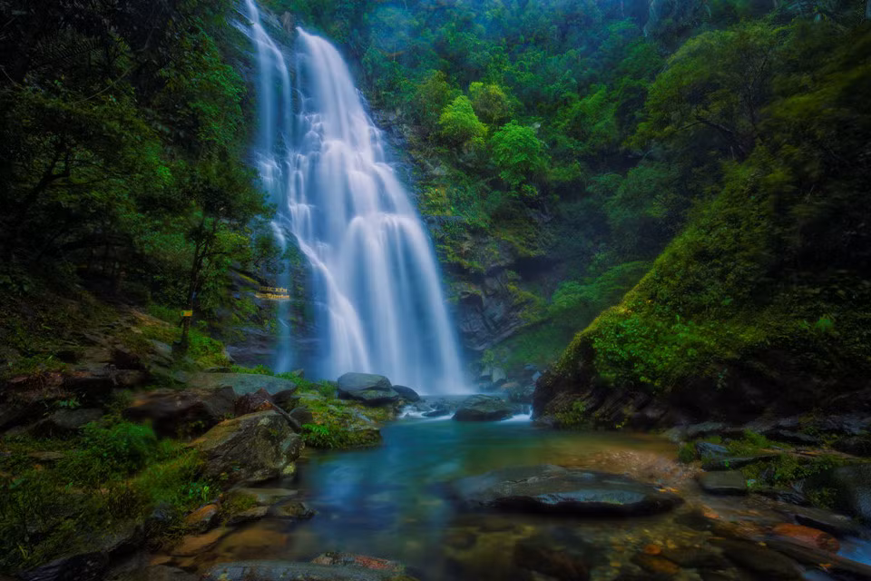 Dưới chân thác là khe nước dài với những phiến đá phẳng lỳ như những chiếc bàn lớn, làm chỗ nghỉ chân cho bạn.