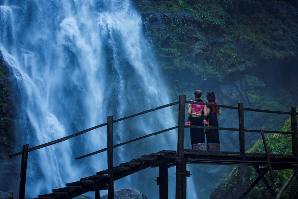 Cây cầu nhỏ xinh bắc qua làm khung cảnh thêm huyền diệu.