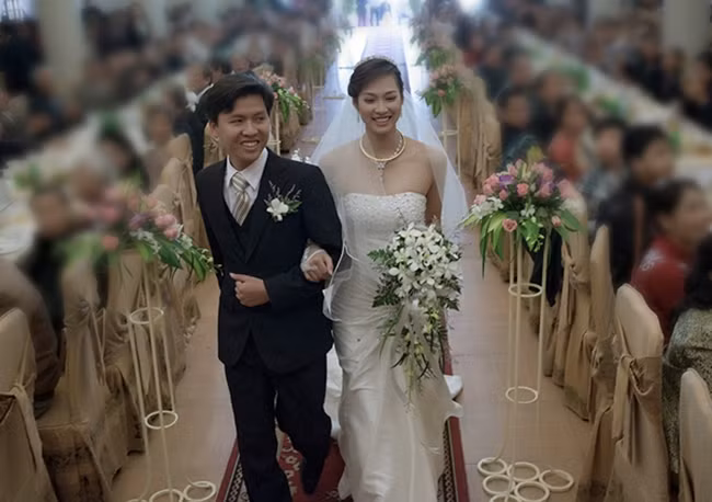 Sau khi cuộc thi được tổ chức thành công, ban tổ chức mới ra thông cáo chính thức. Theo đó, Vương Thu Phương bị tố đã tổ chức cưới xin và sống như vợ chồng với bạn trai một thời gian, kèm theo đó là bức ảnh đám cưới. Người mẫu giải thích, đây chỉ là bức ảnh được cắt ghép bằng photoshop. Sau đó, sự thật được làm rõ, Vương Thu Phương và người cũ chưa đăng ký kết hôn nhưng đã tổ chức lễ thành hôn tại quê bạn trai (có đông đủ gia đình, bạn bè của hai gia đình tới dự), sau đó chung sống một thời gian. Thái độ không trung thực của chân dài sinh năm 1991 khiến nhiều người bức xúc và đòi tẩy chay cô.