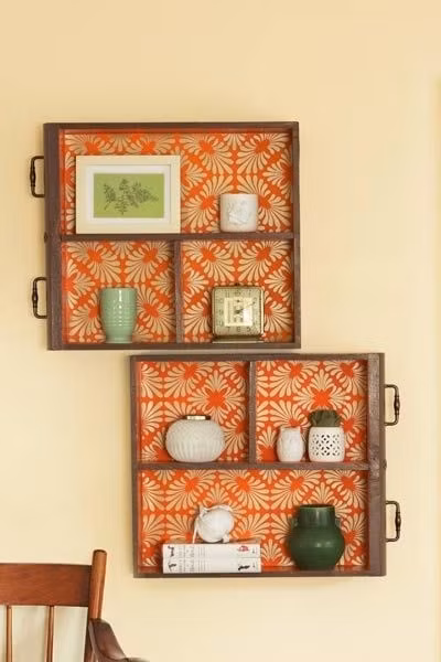 Chỉ đơn giản là tận dụng ngăn kéo và dán thêm giấy hoa bên ngoài hay sơn phết theo sức sáng tạo của bạn, ngôi nhà bạn đã trở nên sống động và hữu ích hơn khi có nhiều chỗ cất giữ trang sức, bài trí bình hoa v.v...