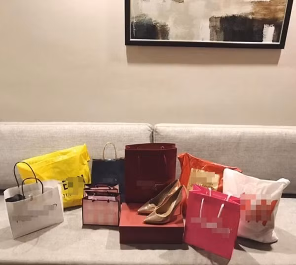 Hàng loạt đồ hiệu không còn xa lạ với Ngân Anh.