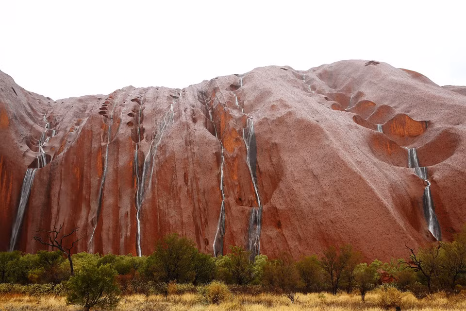 Mạch nước lộ thiên tạo ra các con suối tại Uluru. Trong văn hóa của người bản địa Anangu, núi Uluru là một địa điểm linh thiêng. Việc du khách leo trèo lên trên ngọn núi gây ra cảm giác "bị đe dọa". "Người da trắng chỉ nhìn thấy lợi ích kinh tế từ ngọn núi. Nhưng với người Anangu, đây là vấn đề quy tắc về văn hóa. Chúng tôi muốn bảo tồn văn hóa của mình, nếu không nó có thể sẽ biến mất trong 100 năm tới", Sammy Wilson, một thành viên người Anangu, nói với Guardian. Ảnh: Getty.