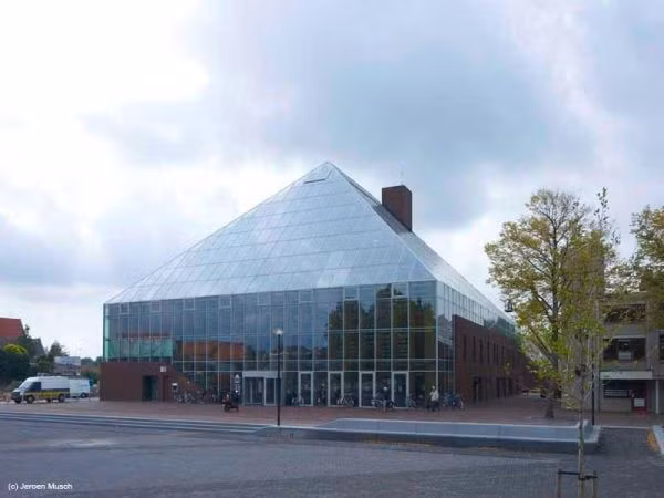 Book Mountain and Library Quarter là thư viện công cộng mới được xây dựng ở Spijkenisse, Hà Lan. Tòa nhà có cấu trúc dạng kim tự tháp bằng kính, gợi cho mọi người cảm giác như một núi sách thực sự. Đây là nơi chứa các bộ sách về hầu hết chủ đề, đồng thời bao gồm một trung tâm giáo dục môi trường, các phòng họp, thính phòng và một số văn phòng.