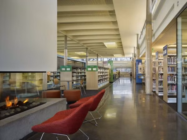 Thư viện Sammamish tọa lạc ở Washington, Mỹ. Tòa nhà bao gồm một phòng họp, quầy bar và khu vực dành cho thiếu niên nhìn ra quảng trường. Khu vực đọc chính có cửa sổ ở trần nhà nên chỉ cần sử dụng ánh sáng nhân tạo khi trời tối.