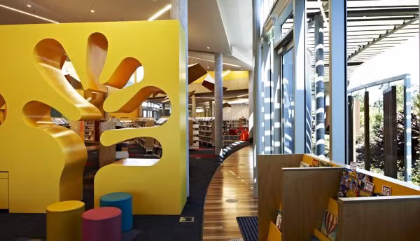 Thư viện Cooroy được xây dựng ở bờ biển Sunshine, Queensland, Australia. Tòa nhà có diện tích 1.650 m2 với nội thất hiện đại, trẻ trung, màu sắc rực rỡ và hình dáng độc lạ.