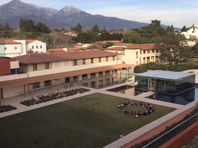 Nằm ở Nam California, Claremont McKenna là một trường cao đẳng nghệ thuật tự do. Tỷ lệ đầu vào ở mức 10,35%, thấp hơn cả Đại học Cornell hay Đại học Dartmouth.