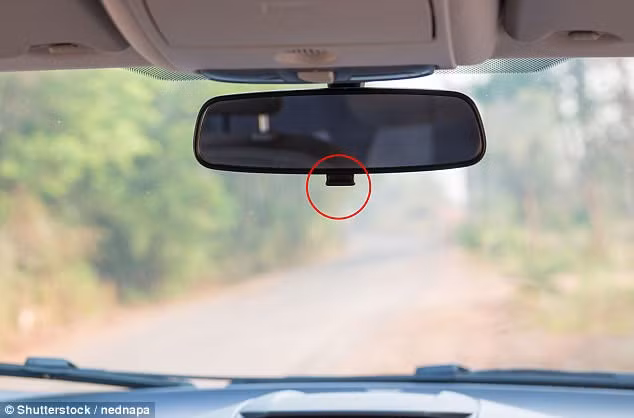 Mấu màu đen trên gương chiếu hậu giúp bạn biết gương ở đâu để thay đổi vị trí khi bị chói mắt do đèn của xe phía sau.