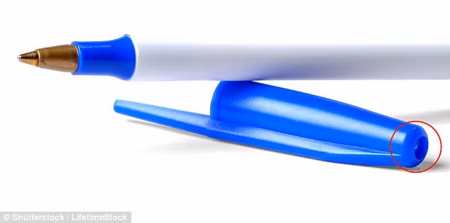 Lỗ ở đầu nắp bút bi là để phòng khi trẻ em vô tình nuốt phải. Lỗ này giúp không khí đi vào phổi khi nắp bút kẹt ở họng.