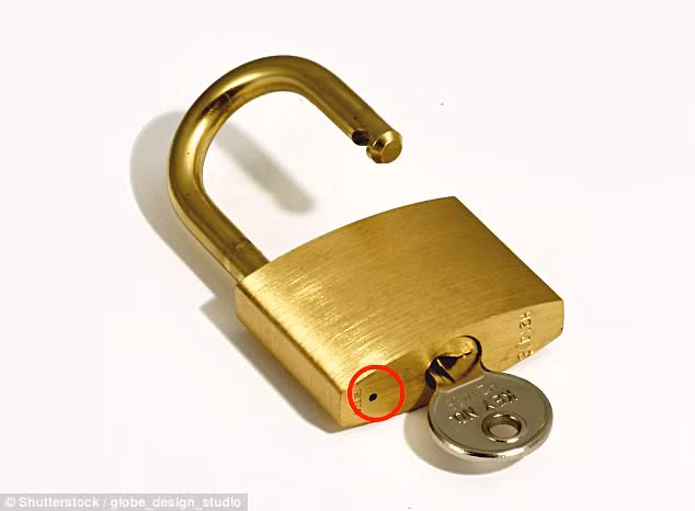 Lỗ nhỏ ở đáy ổ khóa có hai công dụng: thoát nước và tra dầu.