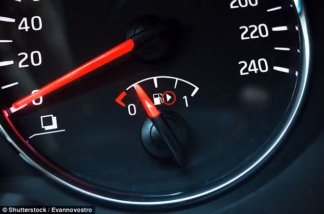  Hình tam giác trên cột xăng của xe hơi cho biết bình xăng nằm ở bên nào, giúp tài xế không phải mất thời gian kiểm tra khi lái xe lạ.