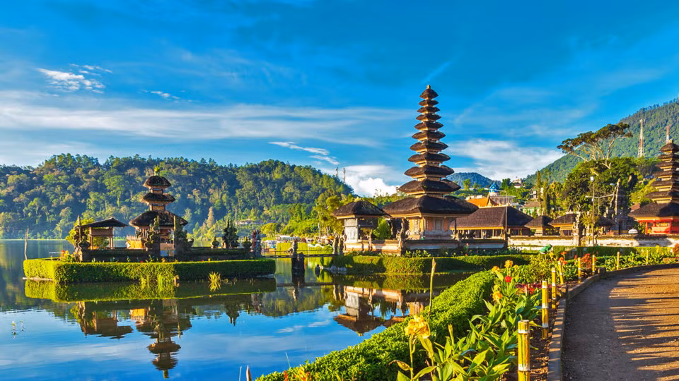 Bali, Indonesia: Đảo Bali có thể nổi tiếng là một trong những điểm đến đẹp nhất của Indonesia, nhưng cũng bị đánh giá là "đắt tiền, ô nhiễm, phiền phức, đồ ăn không ngon, thậm chí đánh thuế xuất cảnh". Ảnh: Bali-Indonesia.