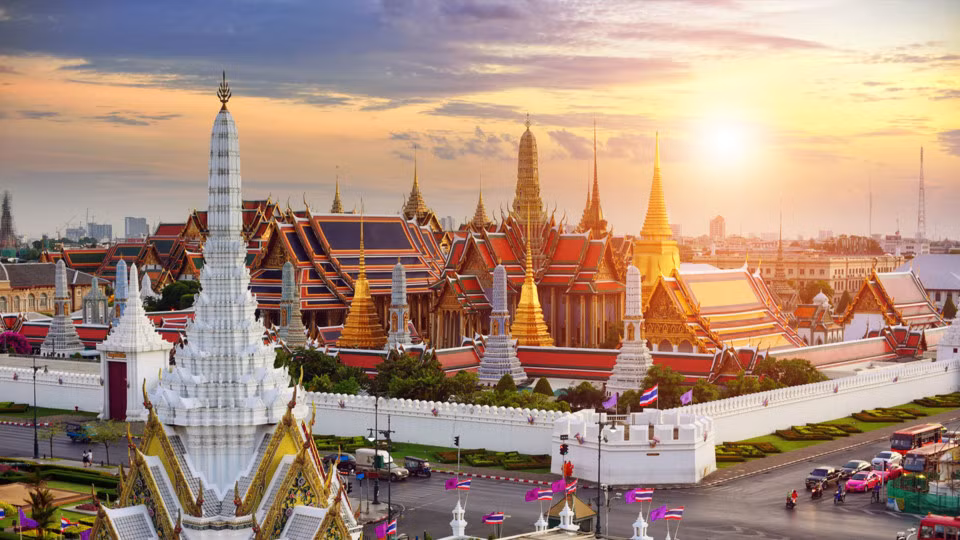 Bangkok, Thái Lan: Thủ đô của Thái Lan hấp dẫn du khách nhờ đền chùa đẹp mắt, cuộc sống nhộn nhịp và ẩm thực đường phố hấp dẫn. Du khách Chris Rushton viết trên Twitter rằng anh nghe nói phải mất vài lần đến thăm mới có thể cảm nhận hết vẻ đẹp của Bangkok, nhưng “Thực tế không như thế. Thành phố này đã được tâng bốc lên cao”. Ảnh: Bangkok.