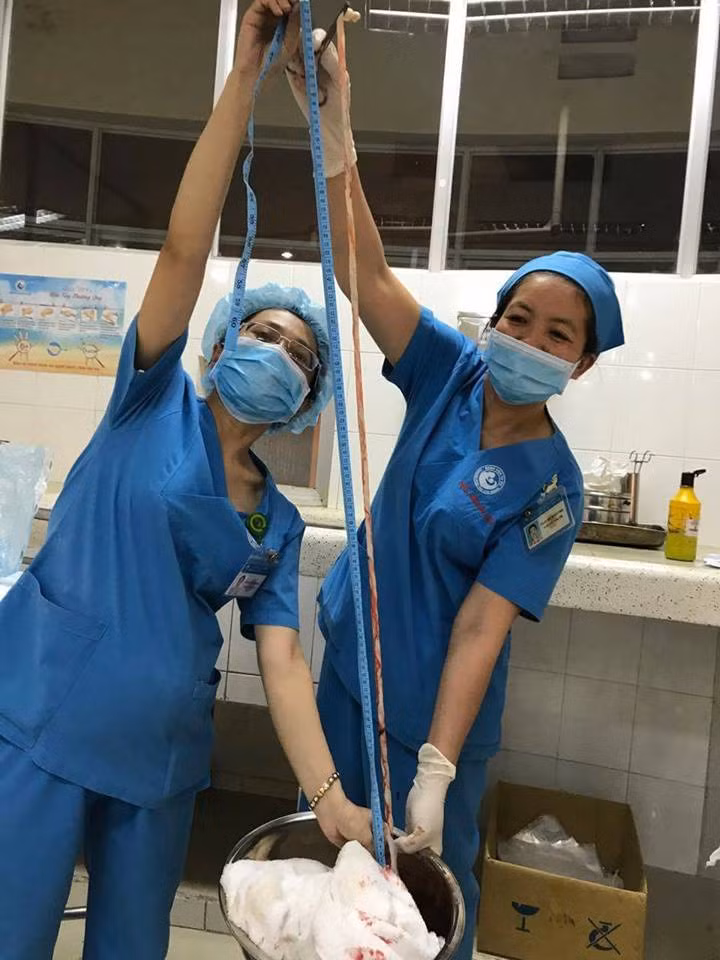 Be gai chao doi voi day ron dai 1m, quan co 4 vong