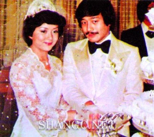 Ngô Mạnh Đạt và vợ cả Mạch Lợi Lợi.