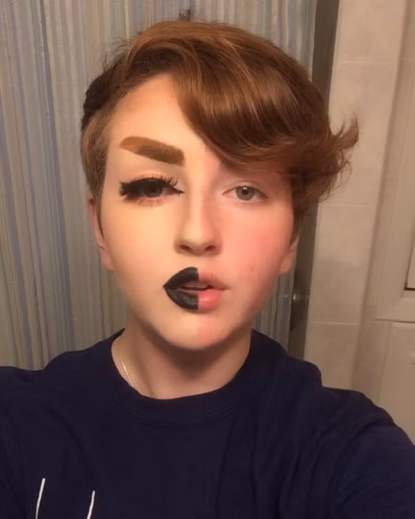 Loạt ảnh đã chứng minh được sức mạnh của make-up đối với phụ nữ. Dù là một cô gái xinh đẹp đến mấy thì có chút phấn son lên trông vẫn tươi tắn và xinh hơn rất nhiều, vì vậy các anh đừng vội vàng trách mắng vì sao các nàng lúc nào cũng son son phấn phấn nhé!