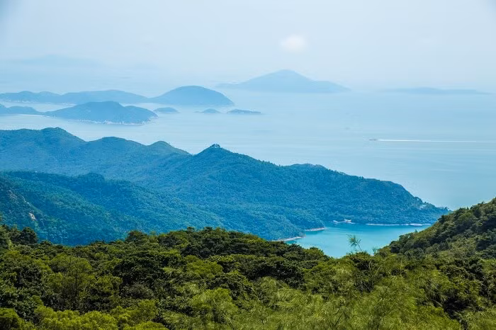 Tham quan một hòn đảo xa: Ngoài các đảo đông đúc và nhộn nhịp, Hong Kong còn có hơn 260 hòn đảo. Vì vậy, nếu bạn muốn thoát khỏi sự hối hả và nhộn nhịp của thành phố, có thể đến những hòn đảo xa trung tâm để tận hưởng sự yên tĩnh. Ảnh: Travel Triangle.