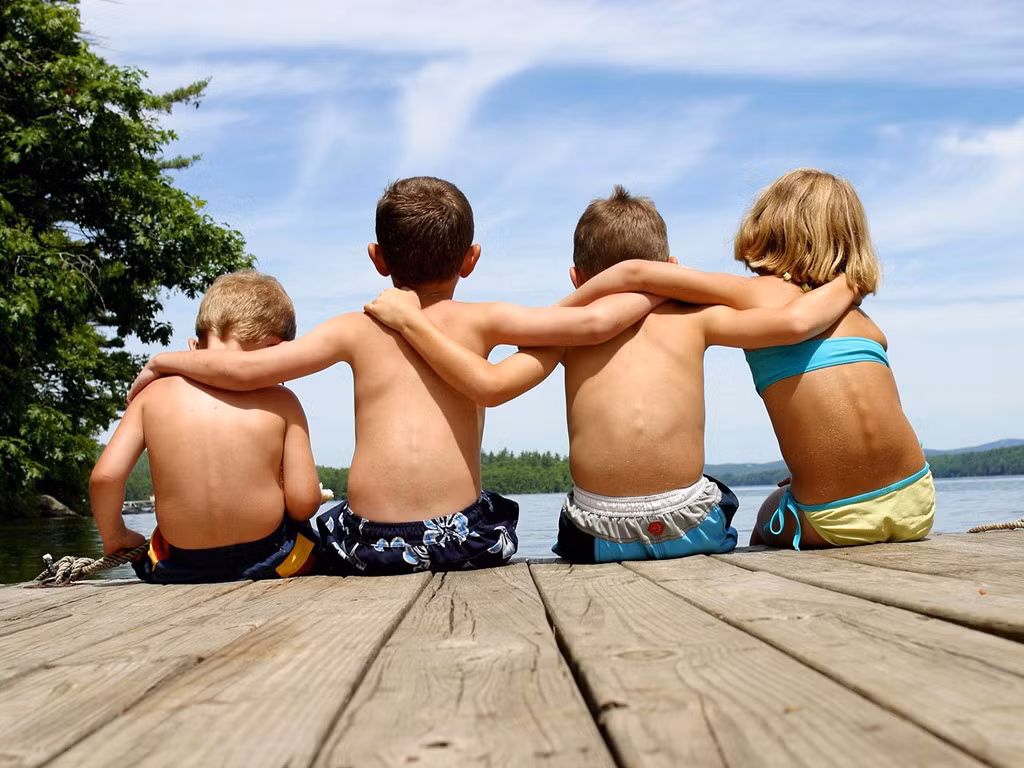 Kết bạn ngoài đời thực: Dạy trẻ rằng mối quan hệ ngoài đời thực giá trị hơn trên mạng xã hội rất nhiều. Việc nói chuyện trực tiếp hoặc cùng nhau đi ăn uống, vui chơi giúp xây dựng mối quan hệ lành mạnh, bền vững hơn. Thế giới ảo trên mạng chỉ là một bản sao chép hoặc đường dẫn tắt, không thể thay cho đời thực được.