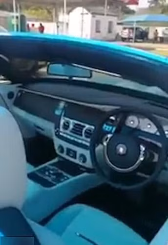 Truyền thông Zimbabwe cho hay, đôi ô tô mà con trai bà Mugabe mua có tổng giá là 5,3 triệu USD. Ảnh: Twitter.