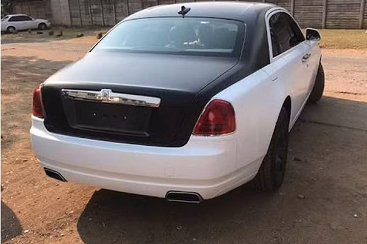 Goreraza đã nhận xe tại sân bay quốc tế Harare. Goreraza là con riêng của bà Grace Mugabe với đời chồng trước. Ảnh: Daily Mail.