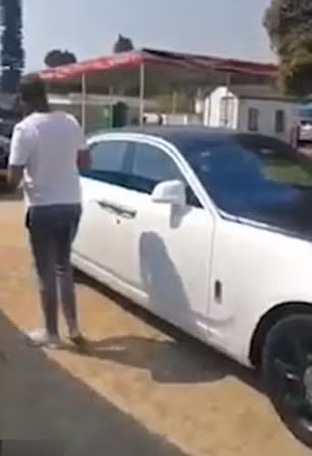 Tin tức cho hay, Goreraza đã ăn mừng bằng sâm panh khi ô tô về tới sân bay ở thủ đô Harare của Zimbabwe. Ảnh: Twitter.