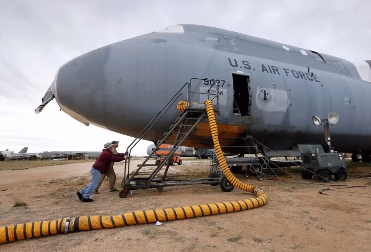 Tại đây, chúng được rửa sạch, rút hết nhiên liệu và tháo dỡ các chất nổ nếu có. Những chiếc chờ hoạt động tiếp sẽ có đường ống được bịt băng dính và vỏ ngoài với 2 lớp sơn đen và một lớp sơn trắng phía trên để phản chiếu ánh nắng và giữ mát. Ảnh: The Baltimore Sun Darkroom.