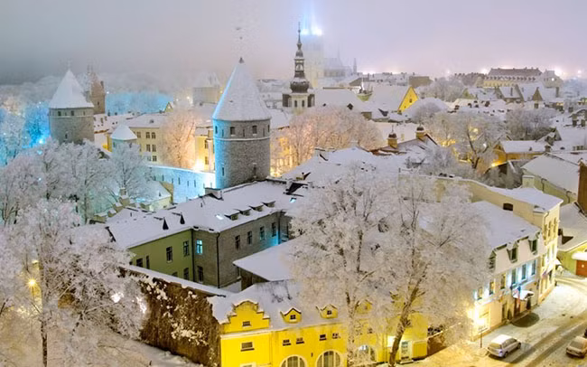 Tallinn, Estonia: Thị trấn có từ thời trung cổ này mê hoặc du khách quanh năm, nhưng vào những tháng mùa đông dài của vùng Estonia, nó lại thay đổi theo một chiều hướng hoàn toàn mới lạ. Lúc này cả thị trấn được phủ một lớp tuyết mỏng và trở nên lộng lẫy như trong một câu chuyện cổ tích.